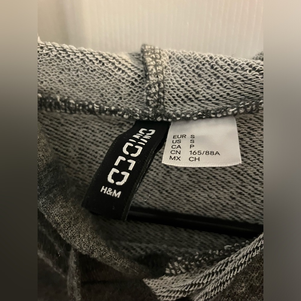 🌸 3/$15 H&M crop top sweater - Picture 3 of 5
